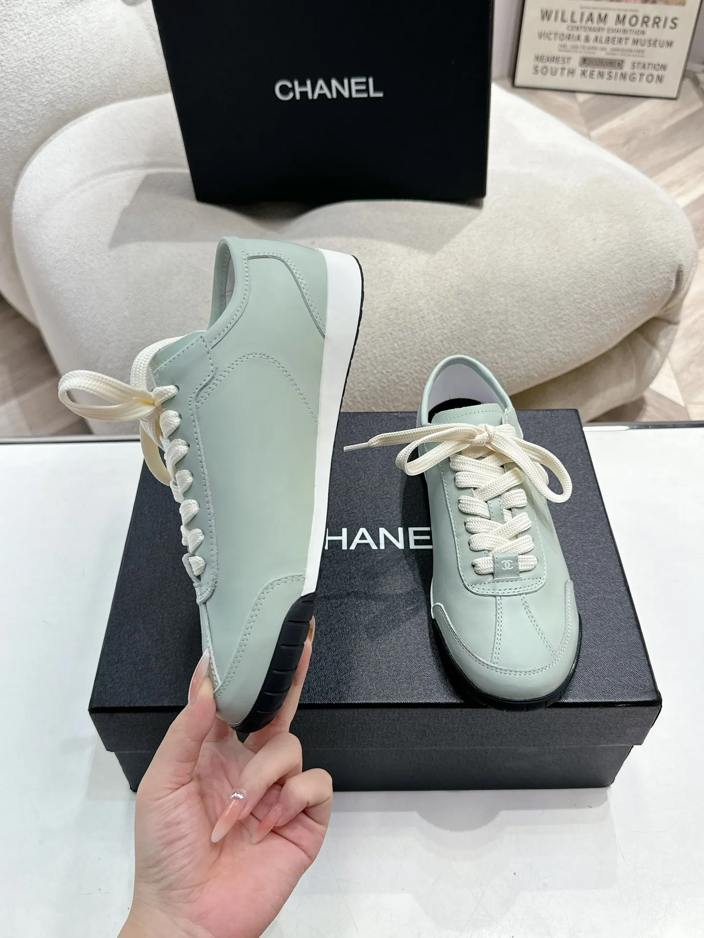 👟👟Ex-factory price 560👟👟 Chanel Grandma 2024 counter top casual sports shoes This classic design; the upper is electro-embroidered with a variety of techniques; the outsole is fashionable and sporty; it is unusual to incorporate a variety of color matching elements... The diversified mix and match is very good-looking and versatile, casual, fashionable, sports and outdoor can be taken into account... ꫛꫀꪝ Go➫ Material: ❶Upper is made of: Original imported high silk cow suede + small fragrance fabric ❷Inner lining: original imported breathable sheepskin lining ❸Outsole based on: original TPU combination outsole Special counter boutique packaging complete set for women 35–41